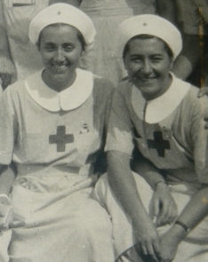 Le sorelle Elena (Lala) a sin., e Giulia (Chico) Bruno, a des. crocerossine su una nave ospedale durante la campagna d'Etiopia nel 1935