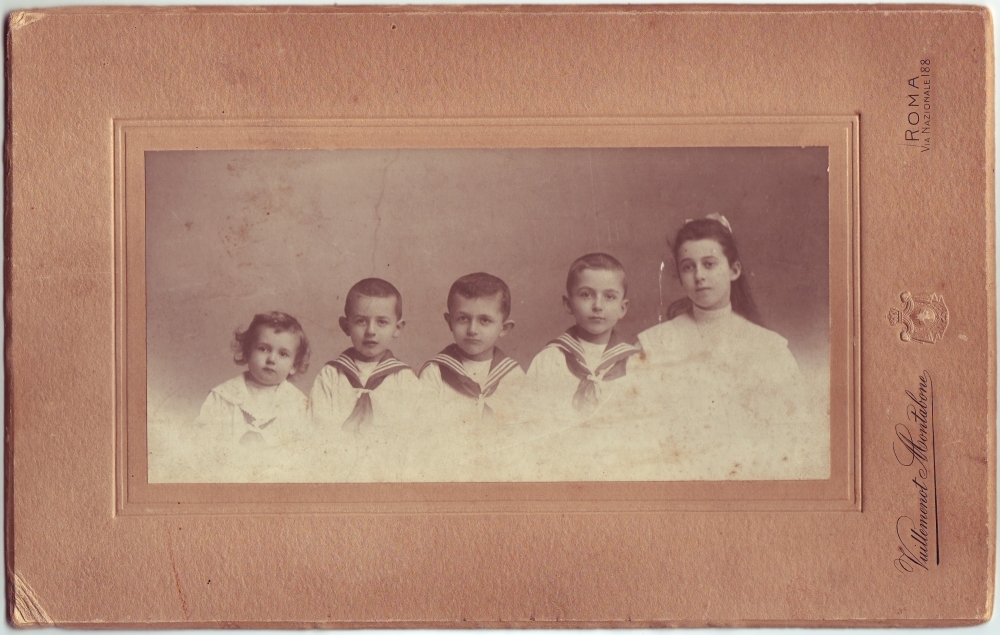 I fratellini Peano durante il soggiorno a Roma, circa 1906. Da destra: Adele, Amedeo, Aldo, Giovanni, Vittorio
